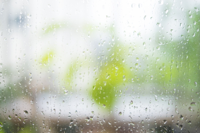 雨の日の窓・窓ガラスの水滴